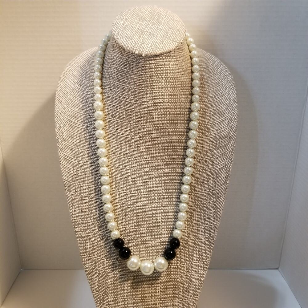 Vintage style faux white pearl and black bead necklace heavy stretch 28"